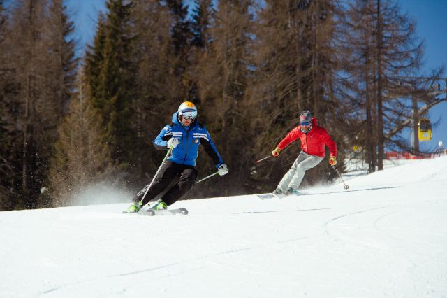 Image: group ski courses for adults