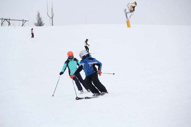 Image: group ski courses for adults
